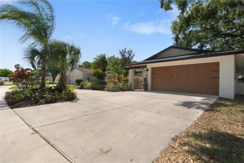 House in Dunedin, Florida 3 bedrooms, 239.69 sq.m. № 1661768 - photo 2
