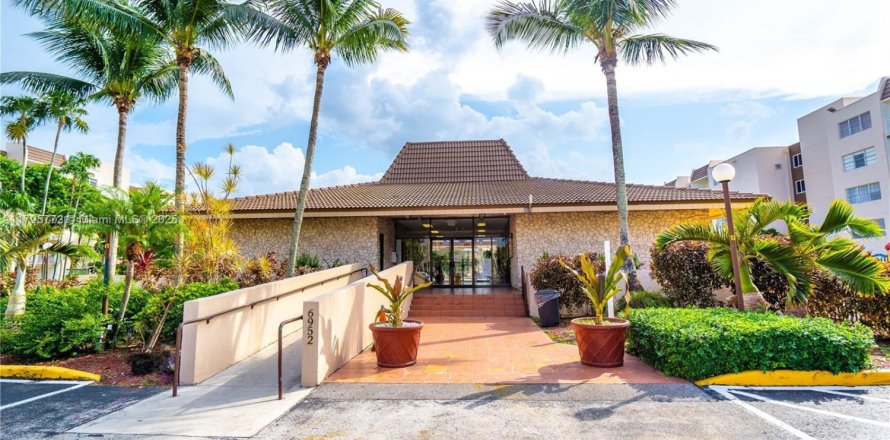 Condo in Hialeah, Florida, 1 bedroom № 1696083