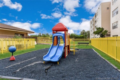 Condo in Hialeah, Florida, 1 bedroom  № 1696083 - photo 5