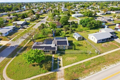 House in Port Charlotte, Florida 4 bedrooms, 162.21 sq.m. № 2115397