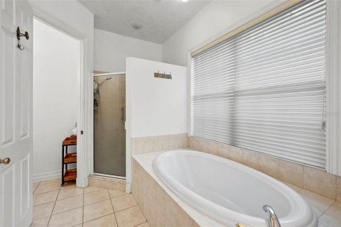 House in Lutz, Florida 4 bedrooms, 256.13 sq.m. № 2405509 - photo 28