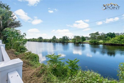 House in Holiday, Florida 3 bedrooms, 135.64 sq.m. № 2427625 - photo 4