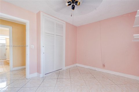 House in Hialeah, Florida 4 bedrooms, 160.81 sq.m. № 2005332 - photo 20
