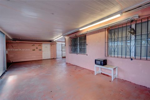 House in Hialeah, Florida 4 bedrooms, 160.81 sq.m. № 2005332 - photo 25