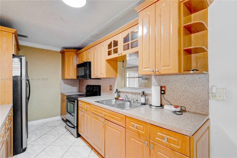 House in Hialeah, Florida 4 bedrooms, 160.81 sq.m. № 2005332 - photo 7