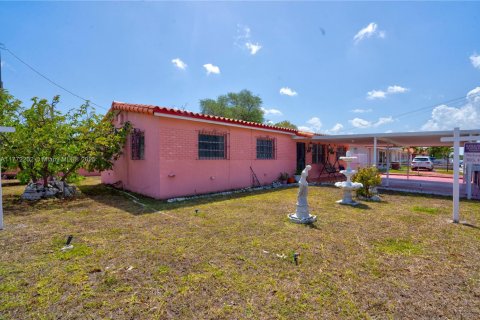 House in Hialeah, Florida 4 bedrooms, 160.81 sq.m. № 2005332 - photo 22