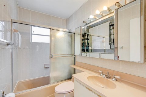 House in Hialeah, Florida 4 bedrooms, 160.81 sq.m. № 2005332 - photo 17