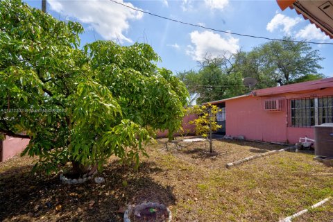 House in Hialeah, Florida 4 bedrooms, 160.81 sq.m. № 2005332 - photo 21
