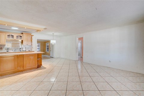 House in Hialeah, Florida 4 bedrooms, 160.81 sq.m. № 2005332 - photo 6