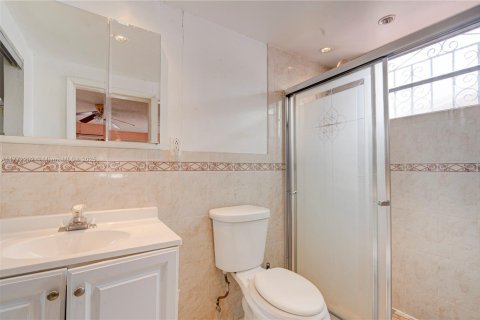 House in Hialeah, Florida 4 bedrooms, 160.81 sq.m. № 2005332 - photo 12