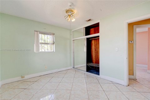 House in Hialeah, Florida 4 bedrooms, 160.81 sq.m. № 2005332 - photo 19