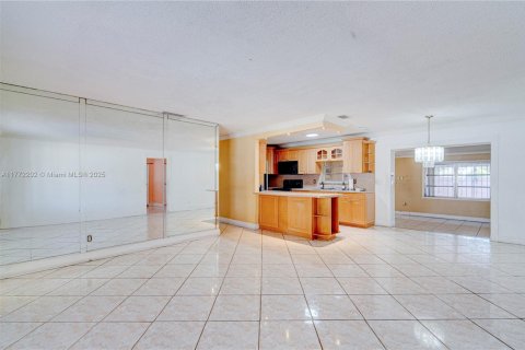 House in Hialeah, Florida 4 bedrooms, 160.81 sq.m. № 2005332 - photo 5