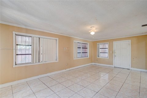 House in Hialeah, Florida 4 bedrooms, 160.81 sq.m. № 2005332 - photo 11