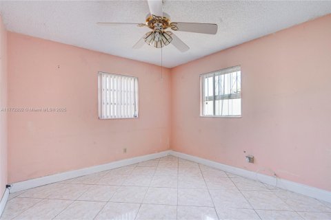 House in Hialeah, Florida 4 bedrooms, 160.81 sq.m. № 2005332 - photo 15