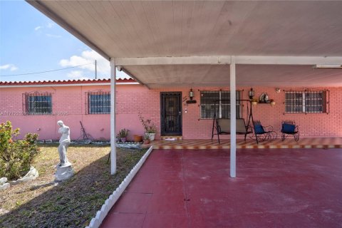 House in Hialeah, Florida 4 bedrooms, 160.81 sq.m. № 2005332 - photo 23