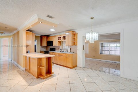 House in Hialeah, Florida 4 bedrooms, 160.81 sq.m. № 2005332 - photo 3
