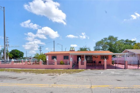 House in Hialeah, Florida 4 bedrooms, 160.81 sq.m. № 2005332 - photo 1