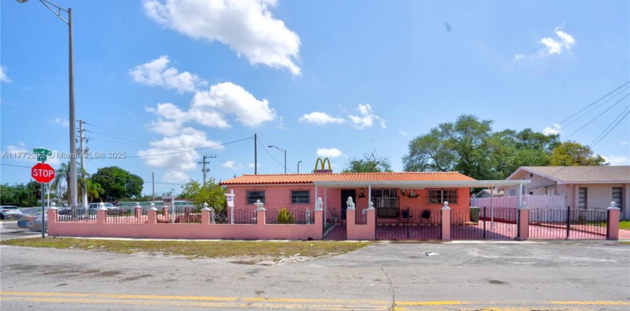 House in Hialeah, Florida 4 bedrooms, 160.81 sq.m. № 2005332