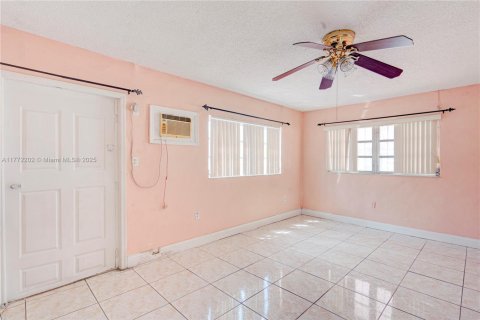House in Hialeah, Florida 4 bedrooms, 160.81 sq.m. № 2005332 - photo 13