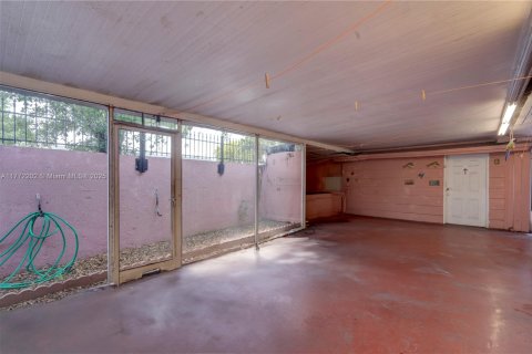 House in Hialeah, Florida 4 bedrooms, 160.81 sq.m. № 2005332 - photo 26