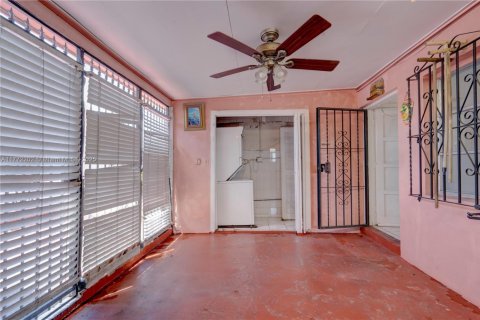 House in Hialeah, Florida 4 bedrooms, 160.81 sq.m. № 2005332 - photo 28