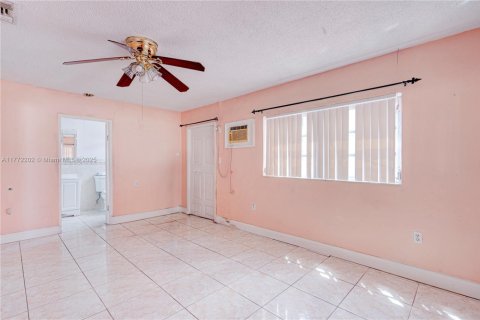House in Hialeah, Florida 4 bedrooms, 160.81 sq.m. № 2005332 - photo 14