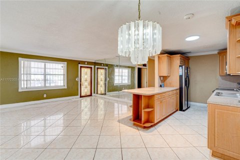 House in Hialeah, Florida 4 bedrooms, 160.81 sq.m. № 2005332 - photo 4