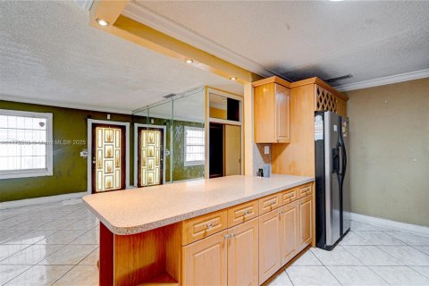 House in Hialeah, Florida 4 bedrooms, 160.81 sq.m. № 2005332 - photo 8
