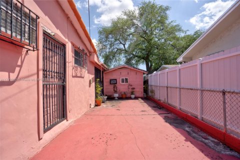 House in Hialeah, Florida 4 bedrooms, 160.81 sq.m. № 2005332 - photo 30