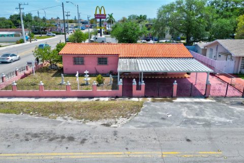 House in Hialeah, Florida 4 bedrooms, 160.81 sq.m. № 2005332 - photo 2