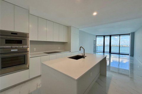 Condo in Miami, Florida, 3 bedrooms  № 1992735 - photo 1