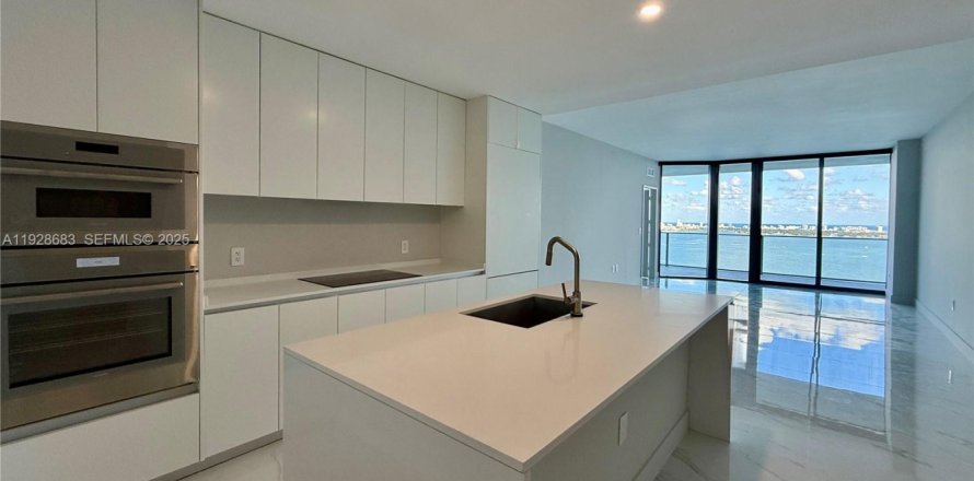 Condo in Miami, Florida, 3 bedrooms  № 1992735