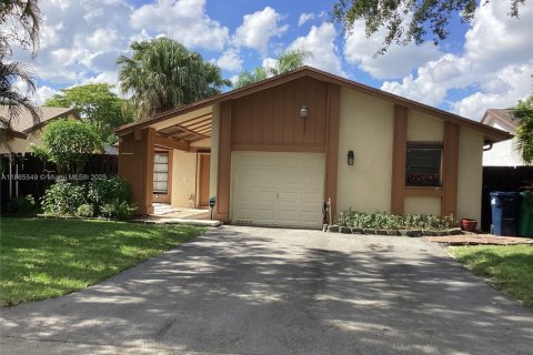 House in Miami, Florida 3 bedrooms, 141.58 sq.m. № 1897693 - photo 1