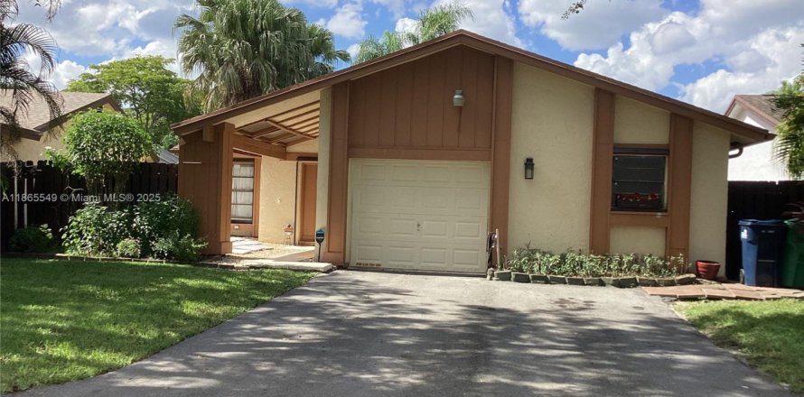 House in Miami, Florida 3 bedrooms, 141.58 sq.m. № 1897693