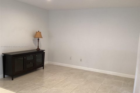 House in Miami, Florida 3 bedrooms, 141.58 sq.m. № 1897693 - photo 11