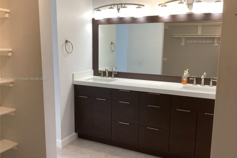 House in Miami, Florida 3 bedrooms, 141.58 sq.m. № 1897693 - photo 14