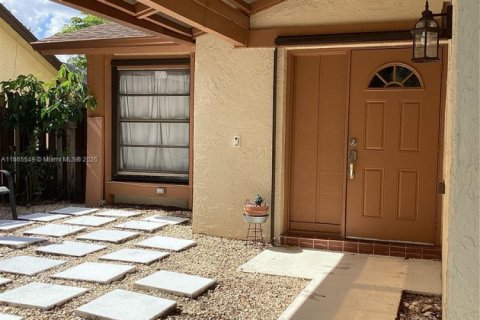 House in Miami, Florida 3 bedrooms, 141.58 sq.m. № 1897693 - photo 4