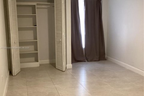 House in Miami, Florida 3 bedrooms, 141.58 sq.m. № 1897693 - photo 18