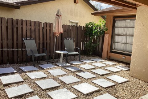 House in Miami, Florida 3 bedrooms, 141.58 sq.m. № 1897693 - photo 3