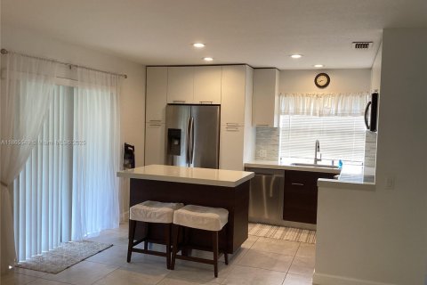 House in Miami, Florida 3 bedrooms, 141.58 sq.m. № 1897693 - photo 9