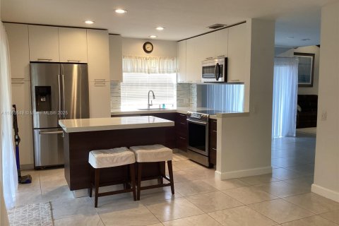 House in Miami, Florida 3 bedrooms, 141.58 sq.m. № 1897693 - photo 8