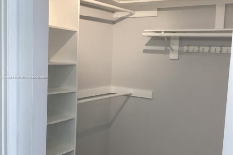 House in Miami, Florida 3 bedrooms, 141.58 sq.m. № 1897693 - photo 16