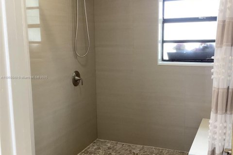 House in Miami, Florida 3 bedrooms, 141.58 sq.m. № 1897693 - photo 15