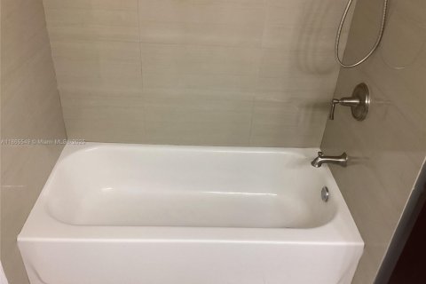 House in Miami, Florida 3 bedrooms, 141.58 sq.m. № 1897693 - photo 21