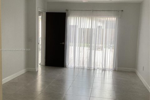 House in Miami, Florida 3 bedrooms, 141.58 sq.m. № 1897693 - photo 12