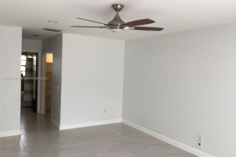 House in Miami, Florida 3 bedrooms, 141.58 sq.m. № 1897693 - photo 13