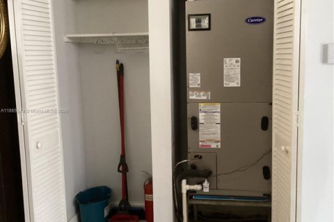 House in Miami, Florida 3 bedrooms, 141.58 sq.m. № 1897693 - photo 26