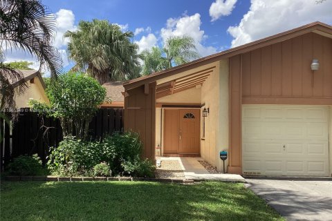 House in Miami, Florida 3 bedrooms, 141.58 sq.m. № 1897693 - photo 2