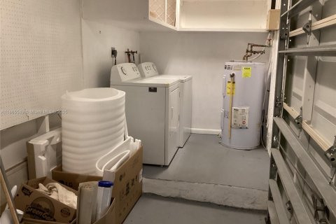 House in Miami, Florida 3 bedrooms, 141.58 sq.m. № 1897693 - photo 25