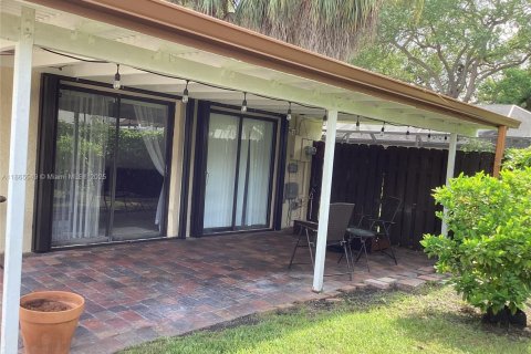 House in Miami, Florida 3 bedrooms, 141.58 sq.m. № 1897693 - photo 27